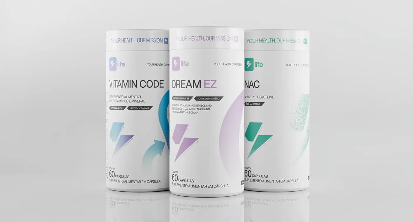 Três potes do Kit Longevity lado a lado: Vitamin Code, Dream EZ e NAC
