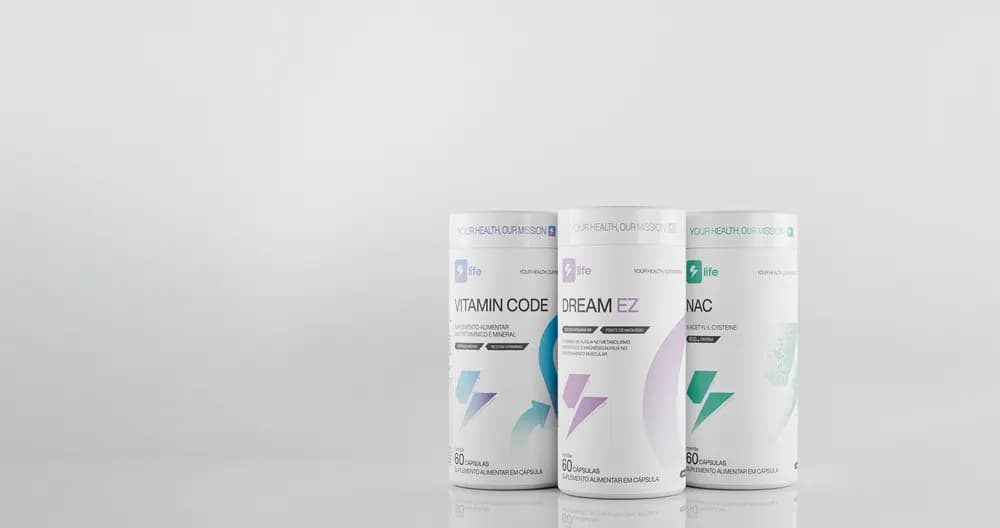 Três potes do Kit Longevity lado a lado: Vitamin Code, Dream EZ e NAC