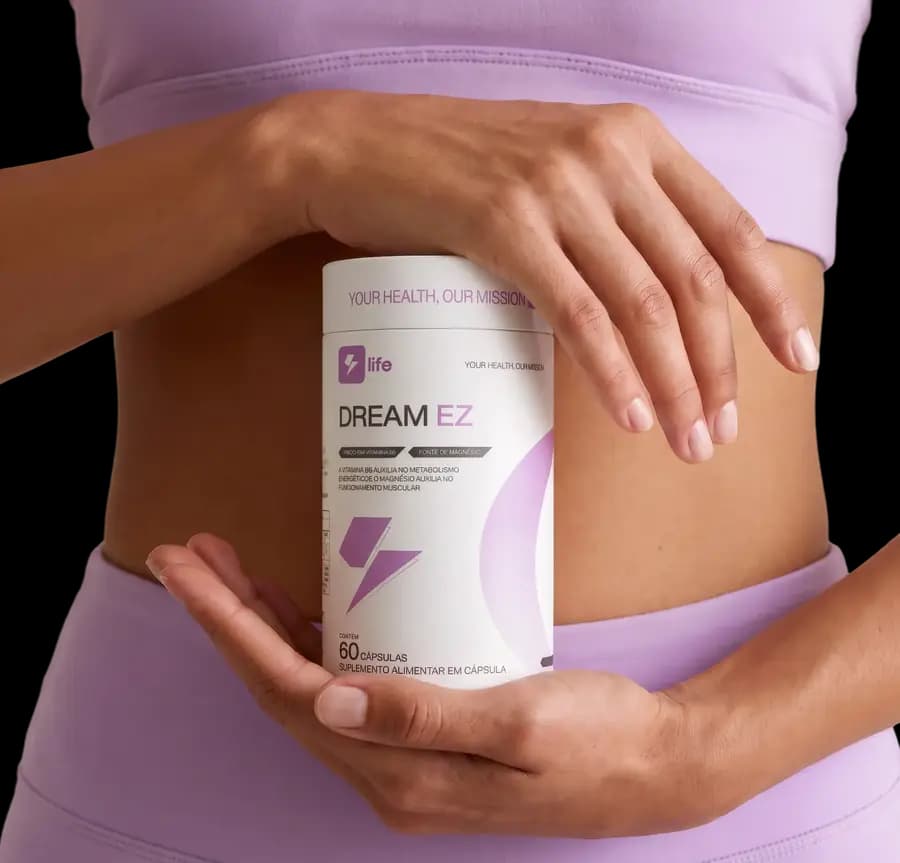 Mãos segurando um pote de Dream EZ junto à barriga