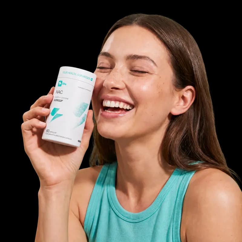 Mulher sorrindo de olhos fechados segurando um pote de NAC