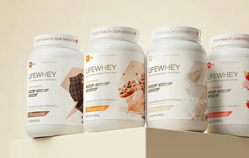 Os quatro sabores de Lifewhey lado a lado: chocolate, cookies, leite e morango