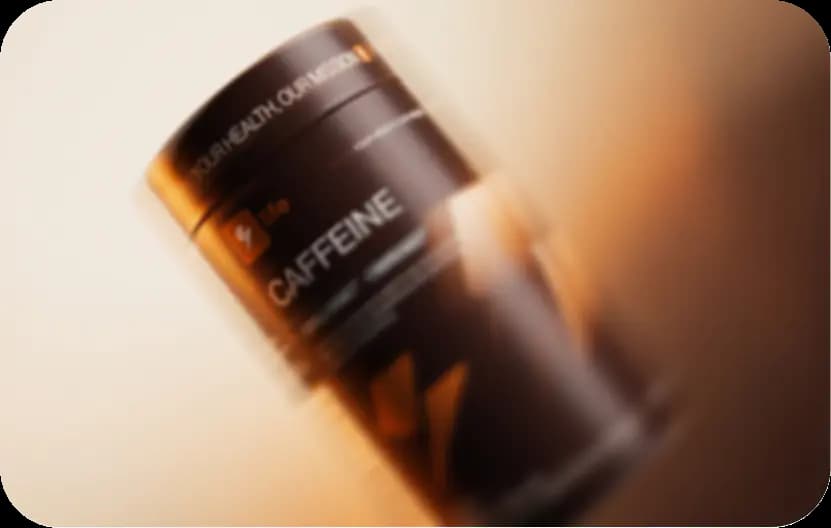 Frasco de Caffeine inclinado, desfocado em movimento