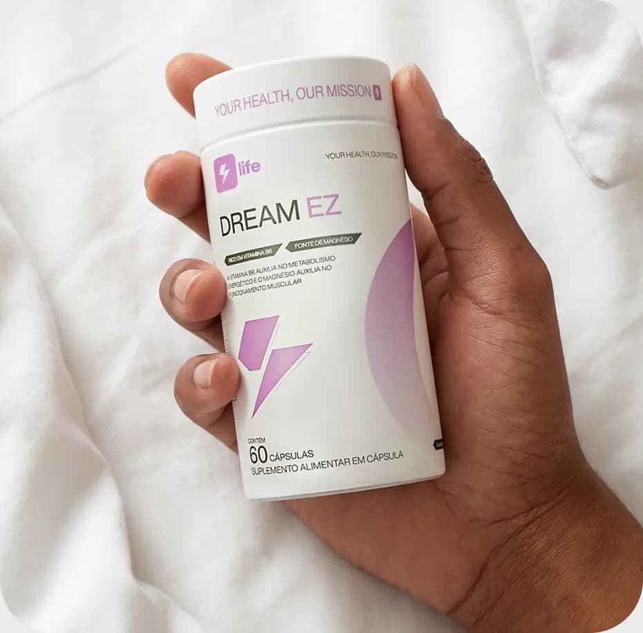 Mão segurando um frasco de Dream EZ