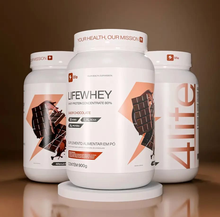 Três potes de Lifewhey sabor chocolate sobre um pedestal