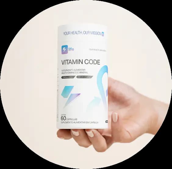 Mão segurando um frasco de Vitamin Code